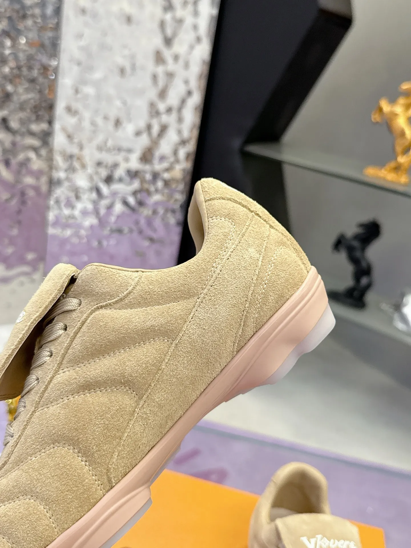 Factory price: 700💰 2025 new LV sneakers for couples, 🔥🔥🔥You will look fashionable when you wear them ❤️ LV football shoe series 💗 This Footprint Soccer sneaker was unveiled in the 2025 spring and summer series fashion show. It is the first sneaker designed by Pharrell Williams inspired by football shoes. The shoes are inspired by football, a sport that spans generations and cultures💎, echoing the theme of unity and universal participation in the 2025 spring and summer series fashion show. The shoe is known for its sleek design, with the dynamic IV Initials logo embellished on the side, the Lvers United emblem inspired by the football team on the tongue, and the sole patterned rubber sole decorated with multiple Louis Vuitton logos. Stylish and casual wear, a trend-setter in the fashion industry. Made of imported cowhide with full craftsmanship💓 Number of sizes (women’s 35-41, women’s 41 customized) (men’s 39-46, 45-46 customized)